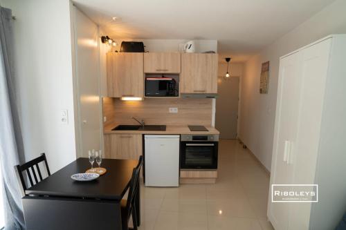 Kitchen, Vias-Plage - Superbe T1 a 100m de la plage near Au Pain Delice