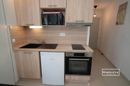 Kitchen, Vias-Plage - Superbe T1 a 100m de la plage near Au Pain Delice