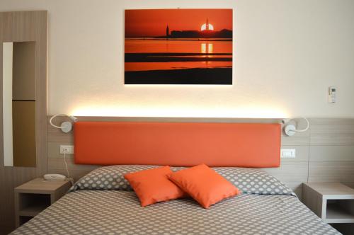 Double or Twin Room with Balcony image 4