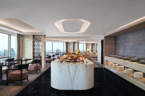 King Room with Skyline View - Executive Lounge Access image 5