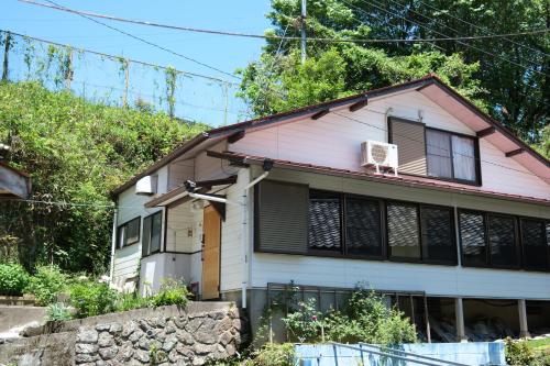 奈良吉野の小学校跡地ゲストハウスつわいらいと-薪割り五右衛門風呂体験-一棟貸し-吉野山や天川村観光に-Small inn attached to a historic school building