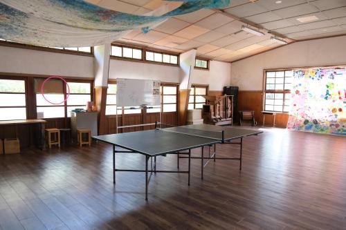 奈良吉野の小学校跡地ゲストハウスつわいらいと-薪割り五右衛門風呂体験-一棟貸し-吉野山や天川村観光に-Small inn attached to a historic school building