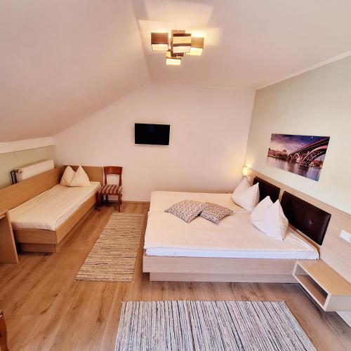 1 king bed, 1 twin bed