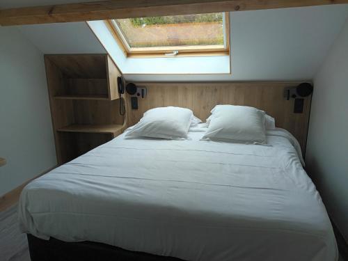 1 queen bed, 1 double bed, 1 twin bed