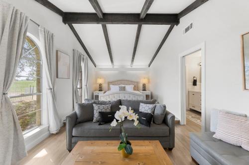 Farm Retreat with Jacuzzi, Fire Pit, Mini Goats, Mini Ponies and Mini Cows