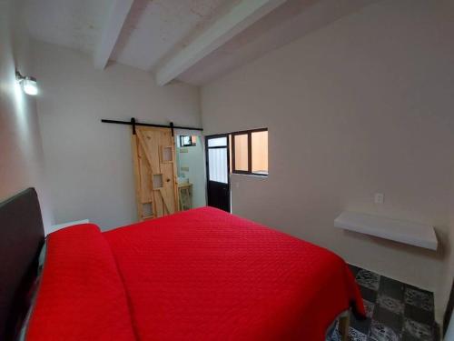 Casa La Puerta del Sol estilo rústico-minimalista in San Juan del Río, Mexico