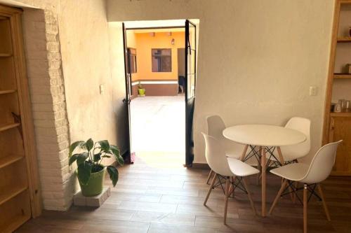 Casa La Puerta del Sol estilo rústico-minimalista in San Juan del Río, Mexico