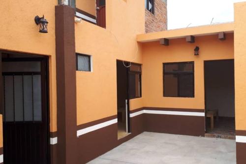 Casa La Puerta del Sol estilo rústico-minimalista in San Juan del Río, Mexico