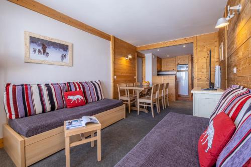 One-Bedroom Apartment with Sleeping Alcove and Mountain View (6 People) - South Side