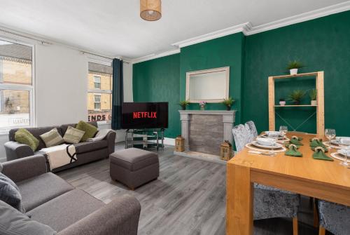 Spacious 4-bedroom Apartment - free public parking, Liverpool