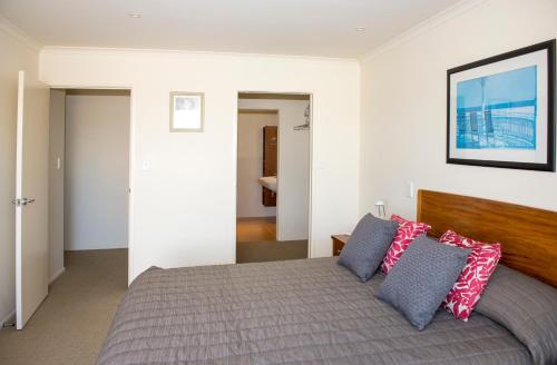 The Reef Beachfront Apartments Set in a prime location of Mount Maunganui, The Reef Apartments puts everything the city has to offer just outside your doorstep. Offering a variety of facilities and services, the hotel provides all 