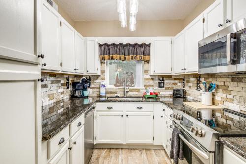 Pigeon Forge Condo with Pools about 3 Mi to Dollywood! in Pigeon Forge, USA