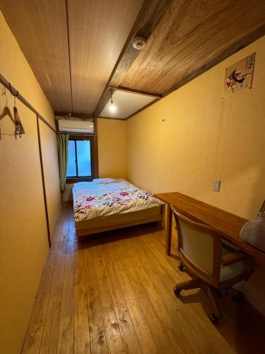 Standard Double Room with Shared Bathroom image 2