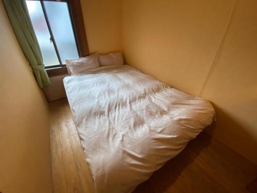 Standard Double Room with Shared Bathroom image 3