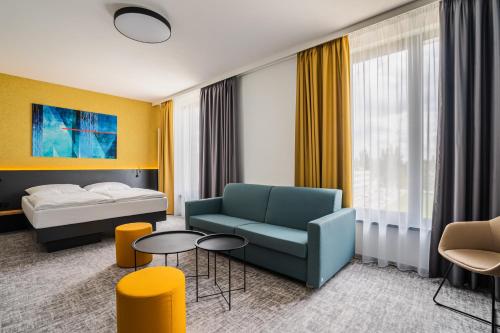 1 queen bed, 1 sofa bed
