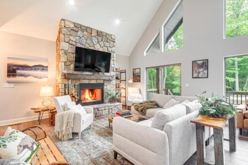 Cabin Rental Near Black Mountain Fire Pit and Grill in Black Mountain, USA
