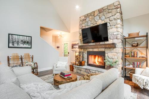 Cabin Rental Near Black Mountain Fire Pit and Grill in Black Mountain, USA