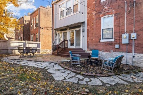 Walk to Forest Park Euclid Fire Pit Porch Swing in Tower Grove, USA