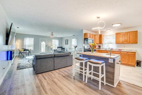 Cozy Illinois Retreat with Home Gym and River Views! in Chillicothe, USA