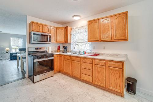 Cozy Illinois Retreat with Home Gym and River Views! in Chillicothe, USA