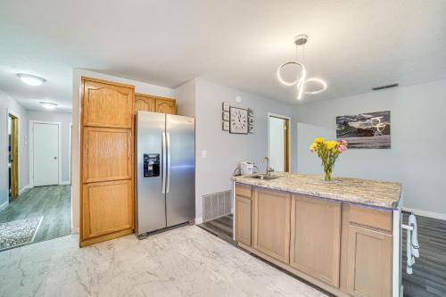 Cozy Illinois Retreat with Home Gym and River Views! in Chillicothe, USA