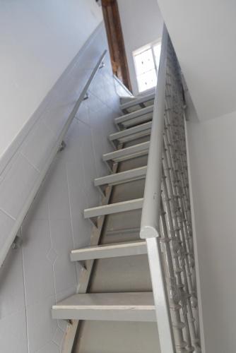 One-Bedroom Apartment image 9