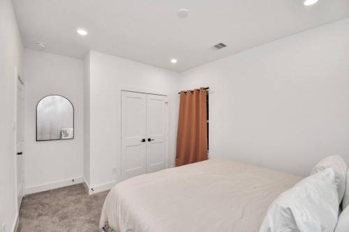 Stylish 4 Beds - Min to Downtown With Backyard - Tap to explore photos