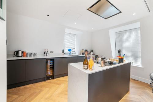 Marble Arch Luxury 3-Bedroom Penthouse Haven 73 - image 5
