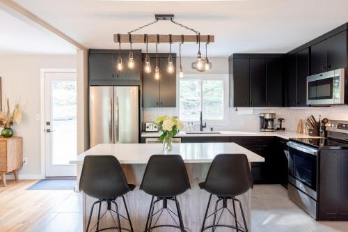 Modern Rustic Escape w/Hot Tub - High Falls Lodge in Saugerties, USA
