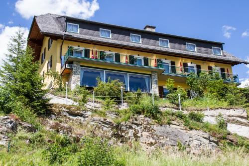 Three-Bedroom Apartment with Mountain View