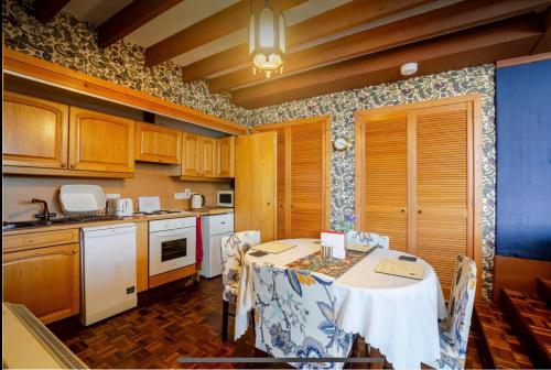 The Schoolhouse Cottages peaceful and quiet retreat with log burner in Фреші