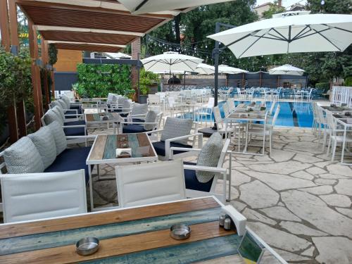 restavracija, GARDEN HOTEL in Roumie