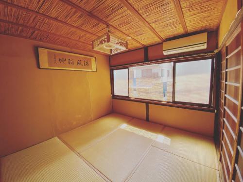 Japanese-Style Standard Twin Room with Shared Bathroom image 1