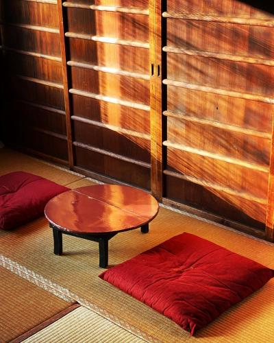 Japanese-Style Standard Twin Room with Shared Bathroom room in Hostel Mundo