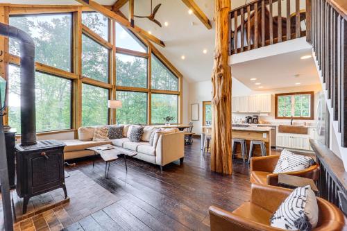 Luxe Appalachian Mountain Cabin with Hot Tub, Views in Warrensville, USA