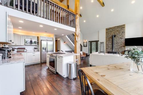 Luxe Appalachian Mountain Cabin with Hot Tub, Views in Warrensville, USA
