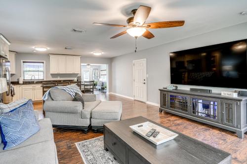 Avon Park Home with Private Hot Tub and Sunroom! in Avon Park, USA