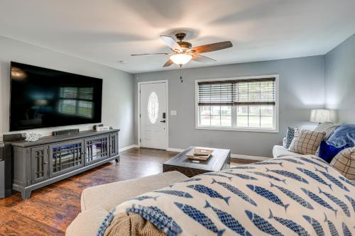 Avon Park Home with Private Hot Tub and Sunroom! in Avon Park, USA