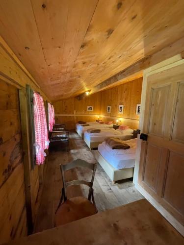 4 twin beds