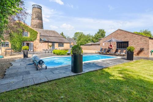 The Old Mill, 7 storey,, dog friendly outdoor pool & bbq