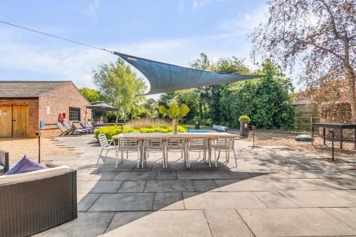 The Old Mill, 7 storey,, dog friendly outdoor pool & bbq