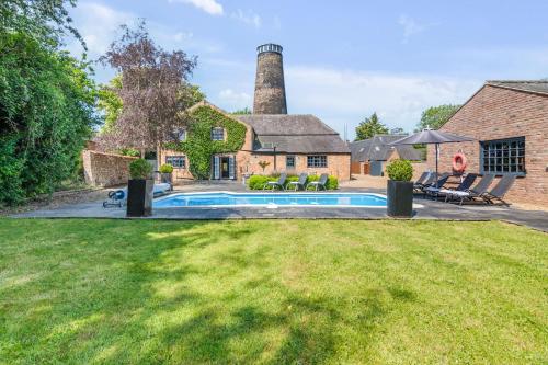 The Old Mill, 7 storey,, dog friendly outdoor pool & bbq