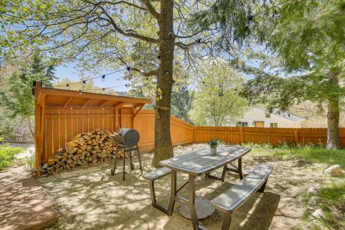 Cedar Glen Cabin Less Than 3 Mi to Lake Arrowhead Village! in Cedar Glen, USA
