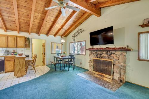 Cedar Glen Cabin Less Than 3 Mi to Lake Arrowhead Village! in Cedar Glen, USA