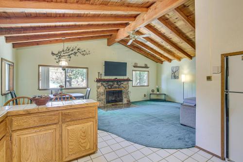 Cedar Glen Cabin Less Than 3 Mi to Lake Arrowhead Village! in Cedar Glen, USA