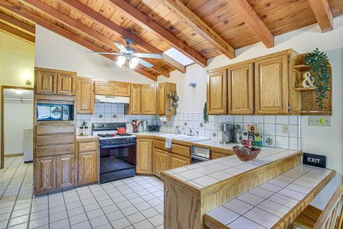 Cedar Glen Cabin Less Than 3 Mi to Lake Arrowhead Village! in Cedar Glen, USA