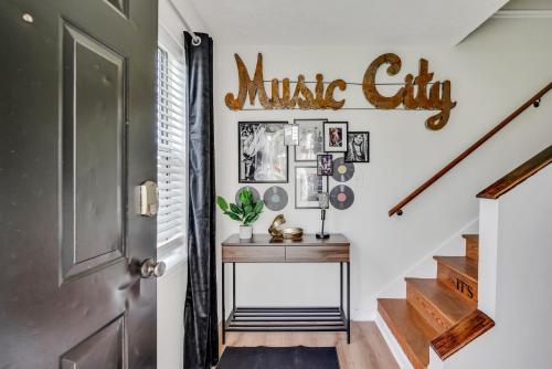 East Nash 12 mins to Broadway Sleeps 6 in Nashville, USA