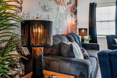 East Nash 12 mins to Broadway Sleeps 6 in Nashville, USA