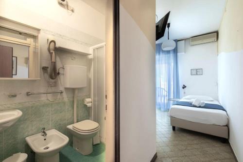 Standard Single Room image 3
