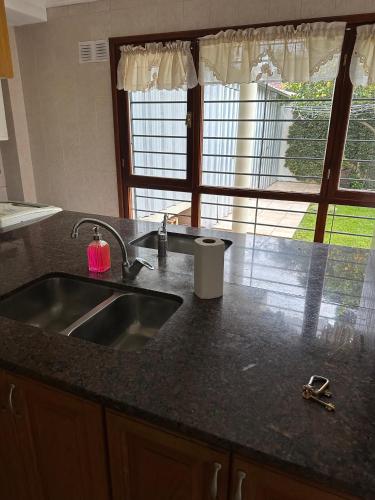 Mar y Asados - Chalet hasta 19 huéspedes con dos Parrillas (Mar y Asados - Chalet hasta 19 huespedes con dos Parrillas) near Aeroporto Internacional Astor Piazzolla